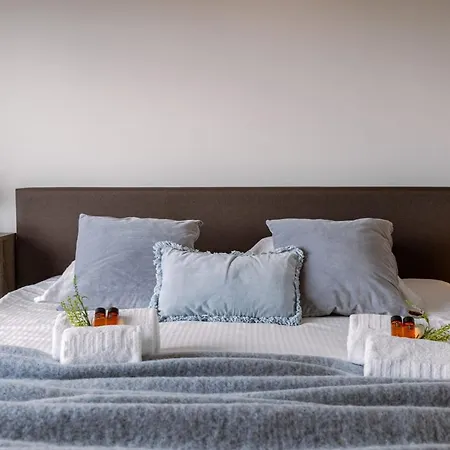Spacious And Bright With Terrace View Apartment *