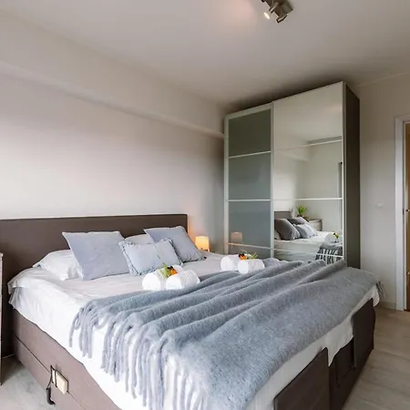 Spacious And Bright With Terrace View