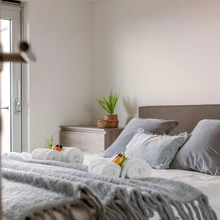 Spacious And Bright With Terrace View Apartment